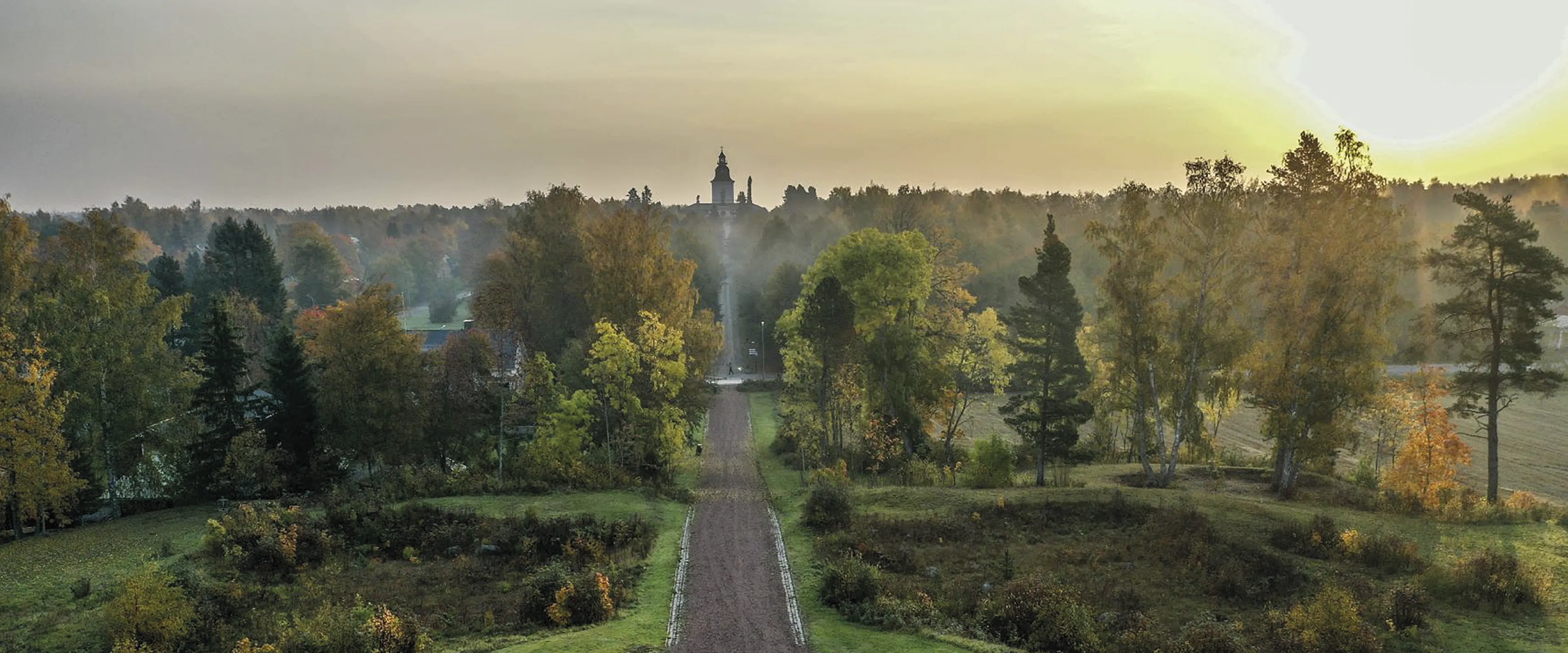 En drönarbild över korsholms vallar och i horisonten korsholms kyrka