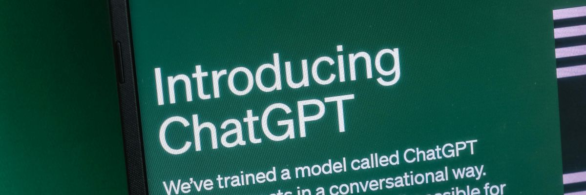 En skärmbild med vit text, introducing ChatGPT mot grön bakrrund